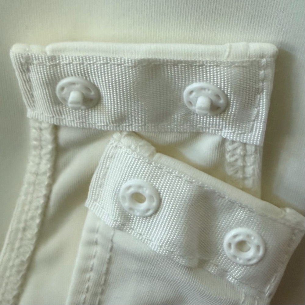 Love Poem White Long Sleeve Scoop Neck Bodysuit Size L NWT Thong Snap Closure - Picture 8 of 11
